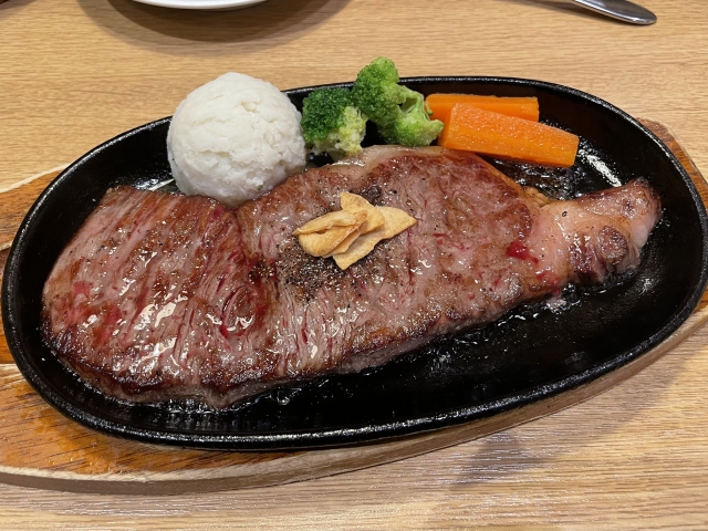 牛肉のサーロインステーキ|霜降りが美しい高級部位