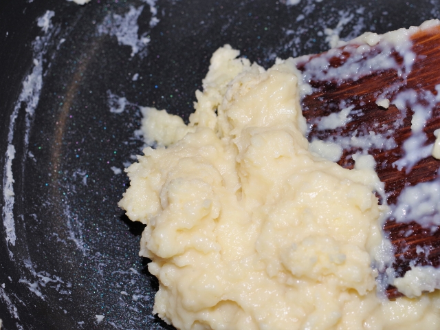 蘇を手作りする様子｜牛乳を煮詰めて作る古代の乳製品