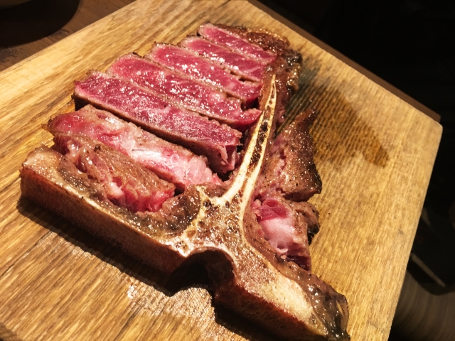 Tボーンステーキ|サーロインとヒレを一度に味わえる贅沢カットステーキ