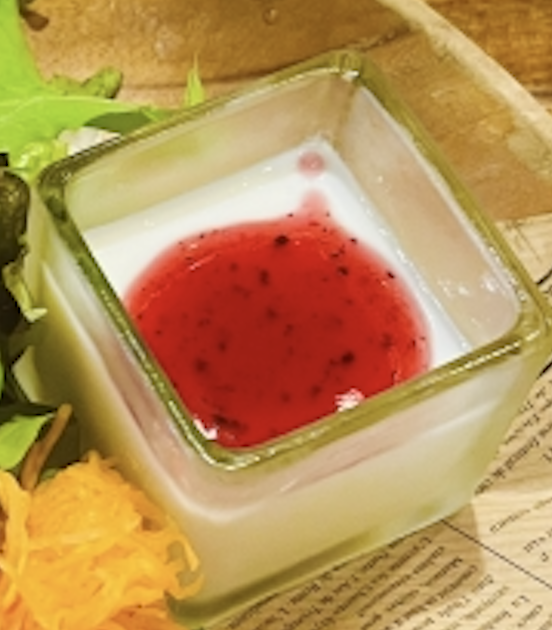 ストロベリーパンナコッタ|苺ソースをかけた濃厚なデザート