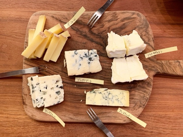 チーズの盛り合わせ｜ボーフォール・ブリアサヴァラン・ゴルゴンゾーラ・ロックフォール・ブルースティルトンの贅沢プレート