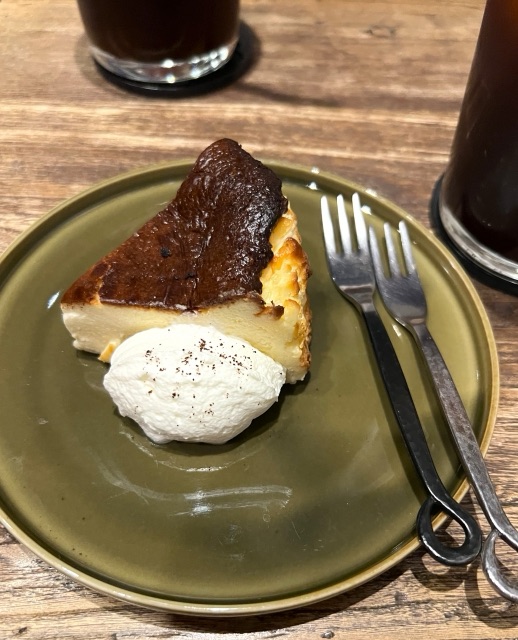 バスクチーズケーキ｜表面こんがり、中は濃厚でとろける手作りスイーツ