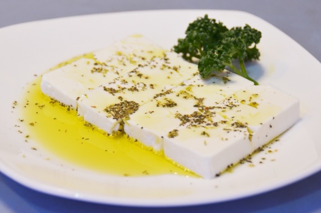 フェタチーズ｜ギリシャ産の塩味チーズとサラダや料理の例