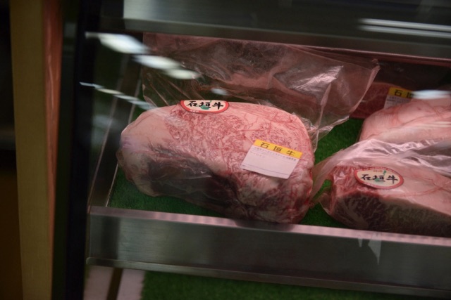 石垣牛の生肉と美しい霜降りのイメージ