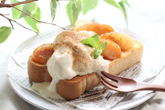 トーストの上にのせた焼きリンゴのデザートイメージ