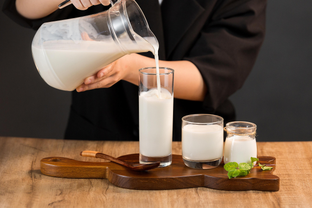 新鮮な牛乳のグラスとボトル｜朝食やカルシウム補給のイメージ