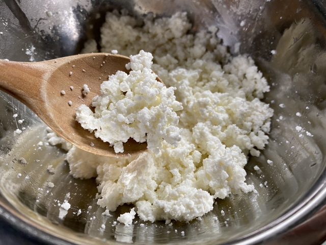 手作りカッテージチーズの作り方|牛乳とレモン汁で簡単調理