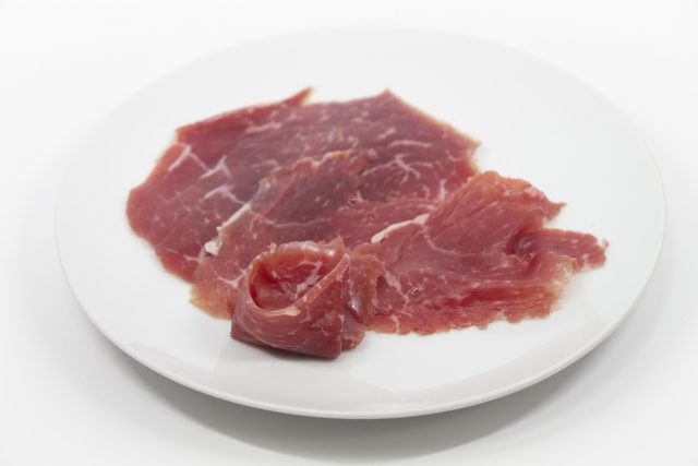 牛生ハム｜赤身と脂のバランスが美しい高級生ハムの盛り付け