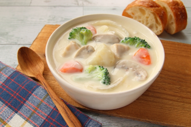 クリーミーな鶏のミルクシチューの具材と濃厚スープ
