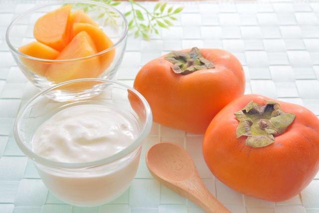 柿とヨーグルトを合わせたヘルシーなデザート