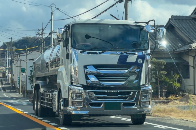 牧場から生乳を運ぶミルクローリーの牛乳輸送車