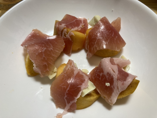 柿とクリームチーズを生ハムで巻いた秋の簡単おつまみ