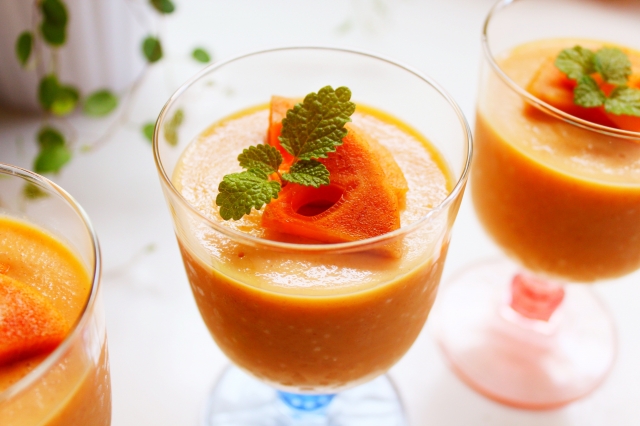 柿プリンの盛り付けイメージ｜熟した柿を使ったなめらかな和スイーツ