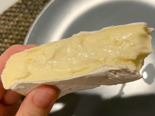 ブリーチーズの盛り付けイメージ｜白カビタイプの柔らかいチーズ