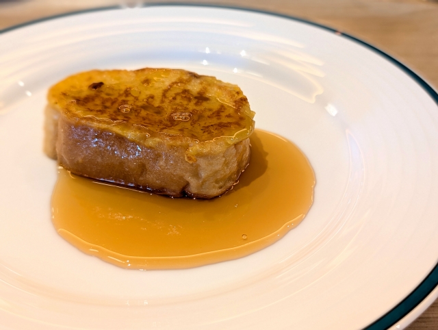 フレンチトーストのふわふわ食感とバターの香りが広がる朝食イメージ