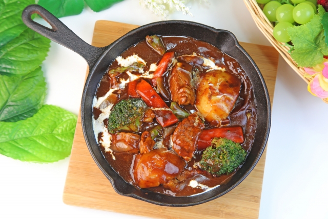 ビーフシチュー｜柔らかい牛肉と野菜が入った濃厚な洋食の煮込み料理