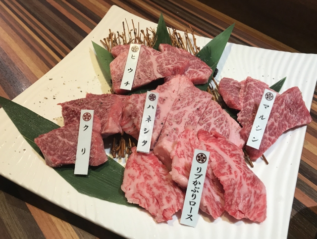 焼肉用の希少部位ヒウチ・ハネシタ・マルシン・リブかぶりロース・クリの盛り合わせ