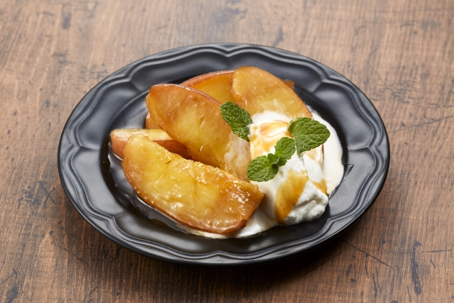 フライパンでバターを使って焼いたリンゴのデザート