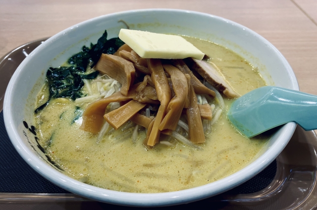 青森名物の味噌カレー牛乳ラーメンの濃厚スープと具材