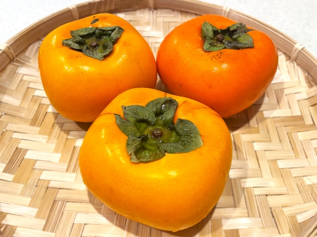 熟した柿の果実｜秋の味覚を象徴するフルーツ