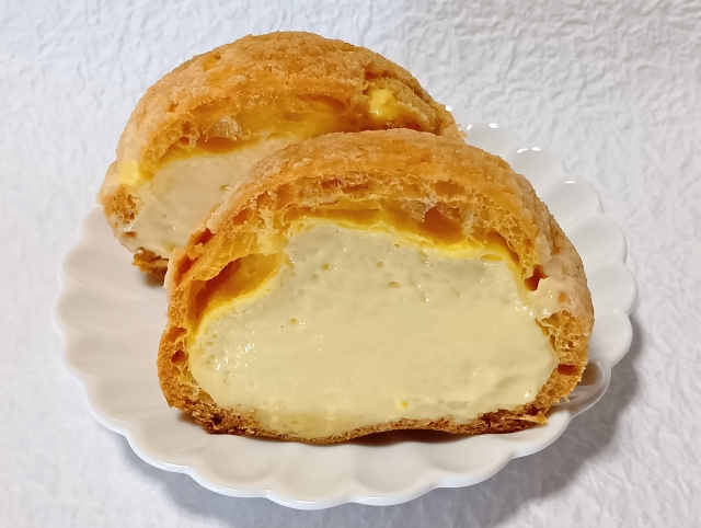 クリームたっぷりのシュークリームのスイーツ