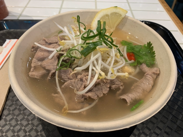 牛肉入りのベトナムフォー、香味野菜とスープ