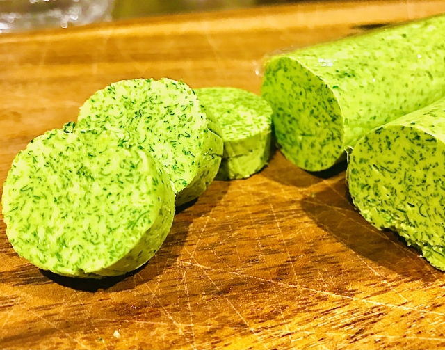 エスカルゴバターのパッケージと中身のバター