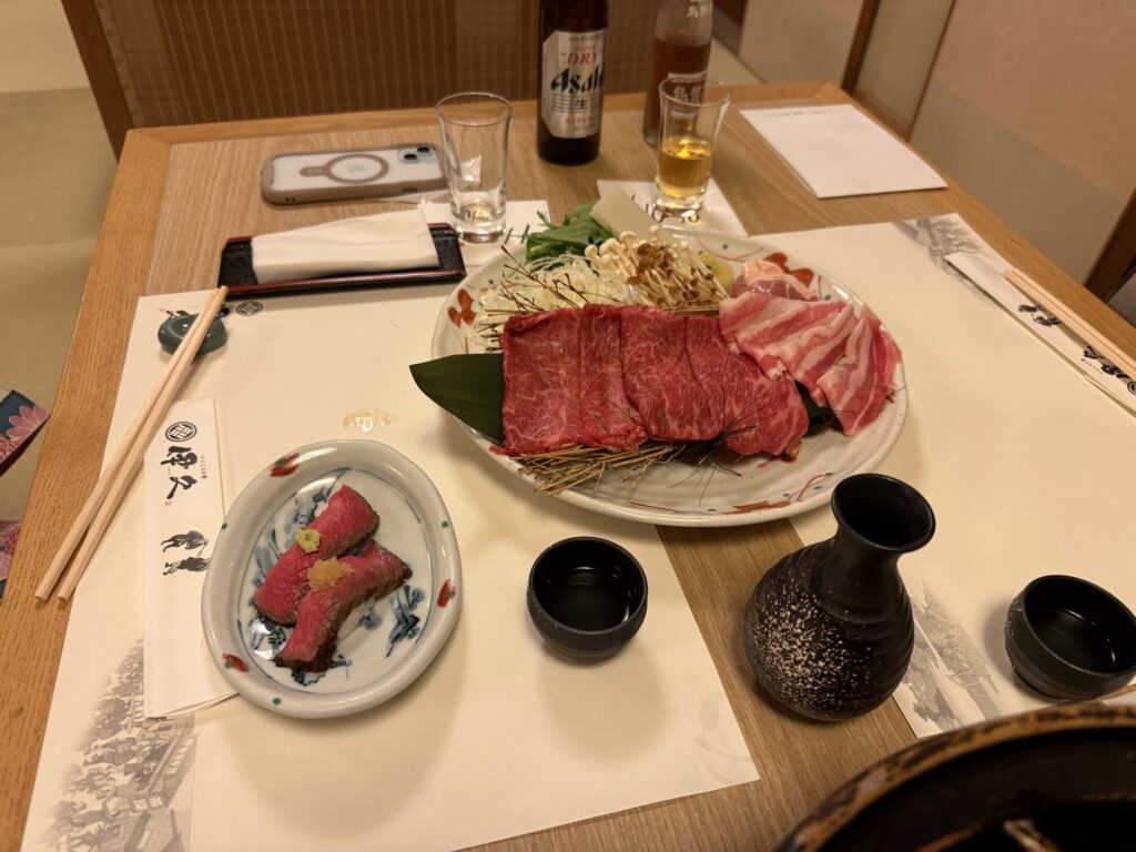 松阪牛の霜降り肉を使ったすき焼きの盛り付け