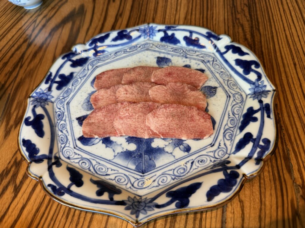 飛騨牛の上タン塩を炭火で焼く盛り付け