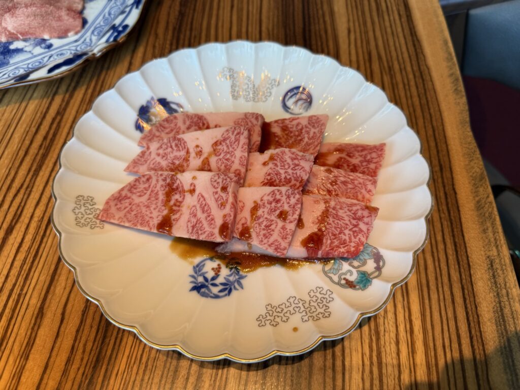 飛騨牛の上カルビを盛り付けた霜降り焼肉