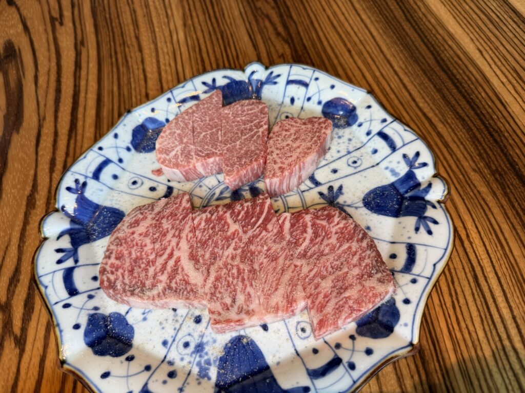飛騨牛サーロインとシャトーブリアンを並べた高級牛肉カット