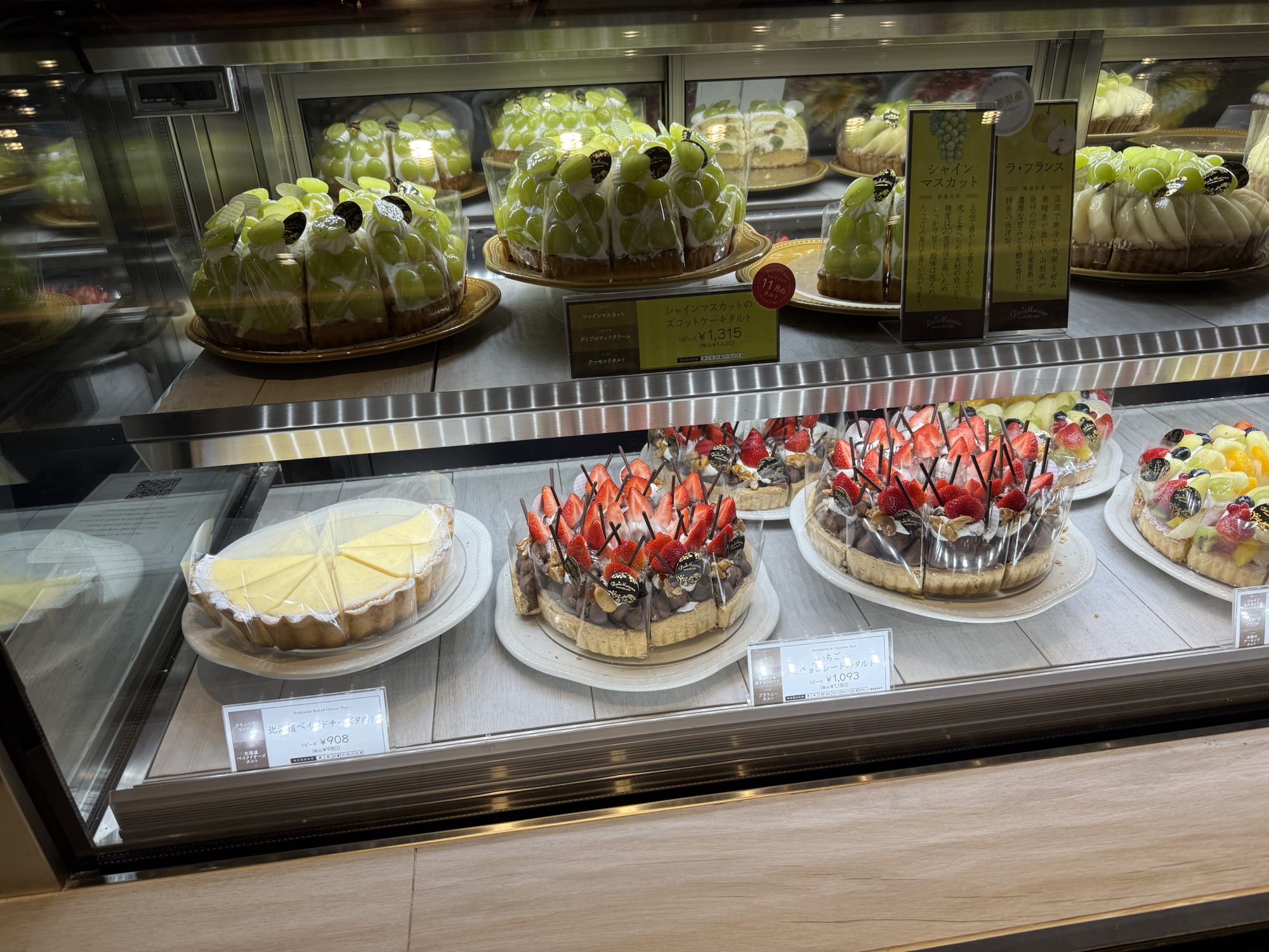 ラ・メゾン中日ビル店のショーケースに並ぶフルーツタルト｜色鮮やかな季節のスイーツのディスプレイ