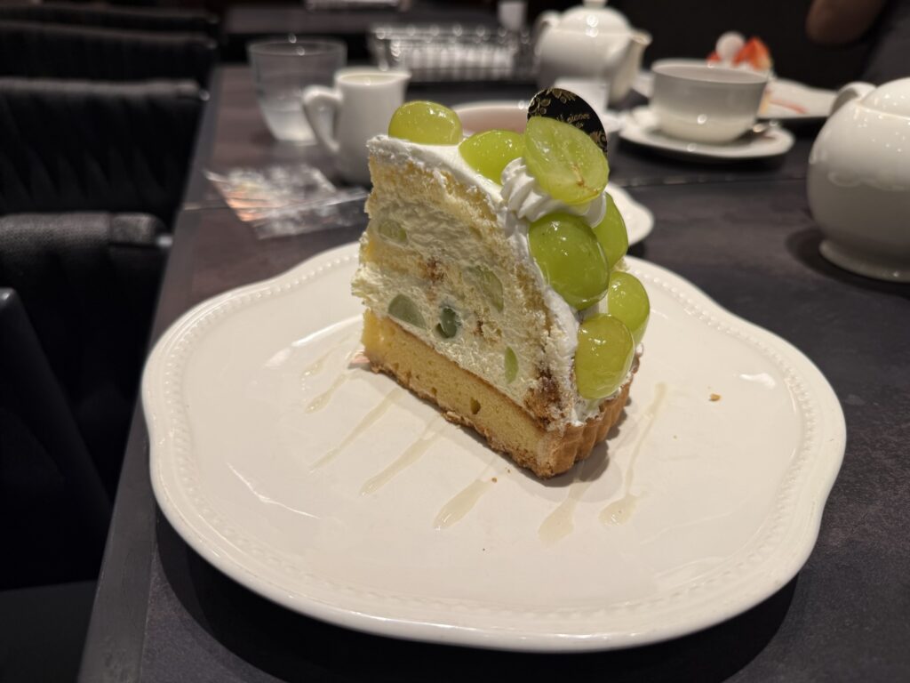 ラ・メゾン アンソレイユターブルのシャインマスカットのズコットケーキタルト｜旬のフルーツを使った華やかなスイーツ