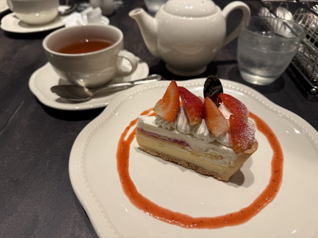 ラ・メゾン アンソレイユターブルのいちごのベイクドチーズタルト｜季節限定スイーツの盛り付けイメージ