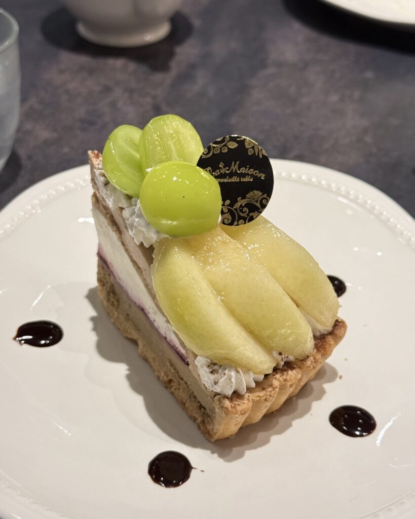 ラ・メゾン アンソレイユターブルのラ・フランスとシャインマスカットのタルト｜秋限定フルーツタルトの盛り付けイメージ