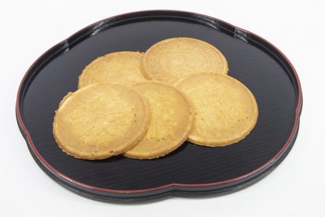 牛乳せんべいの盛り付けイメージ｜ミルク風味の優しい味わいの和菓子