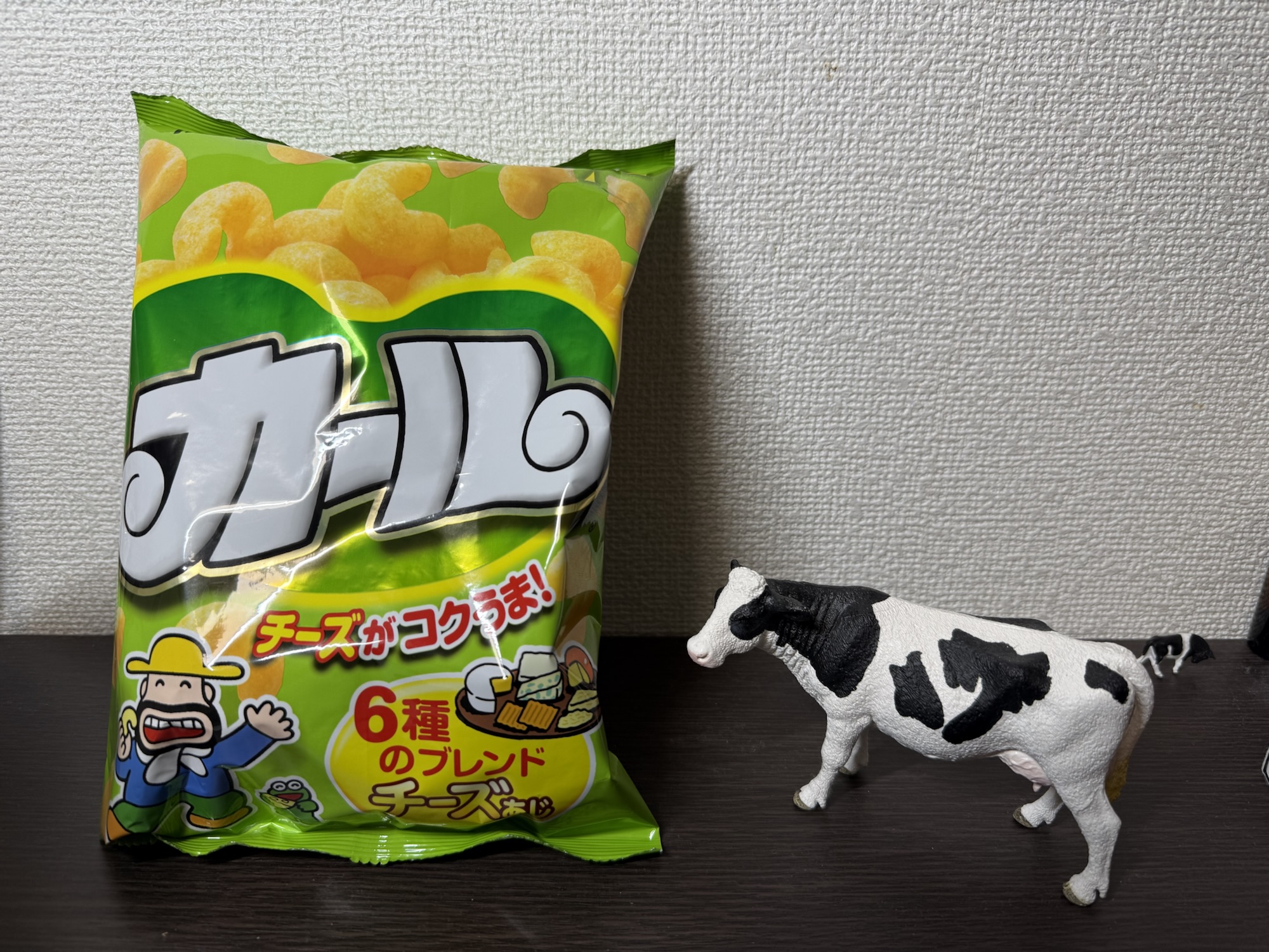 明治カール チーズ味のパッケージと開封したスナック（カールチーズ味、カール販売終了、カール通販）