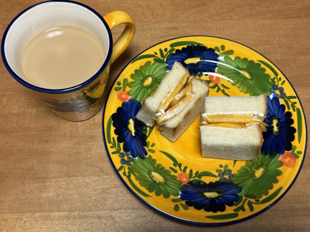 甘い柿と濃厚クリームチーズを挟んだ柿クリームチーズサンド