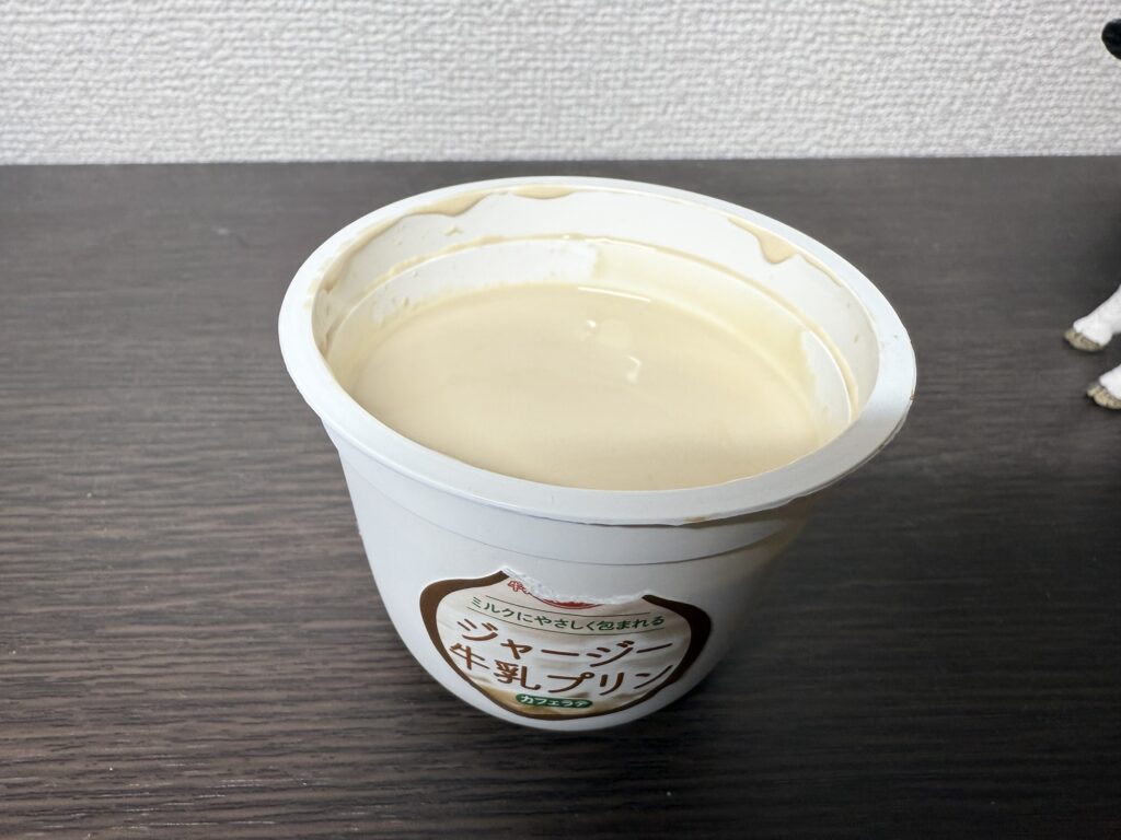 ジャージー牛乳プリンカフェラテ味の中身を写した濃厚デザート
