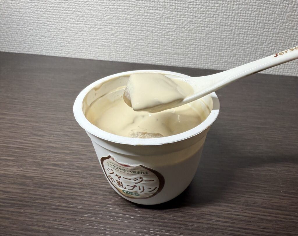 ジャージー牛乳プリンカフェラテ味をスプーンですくいあげた濃厚デザート