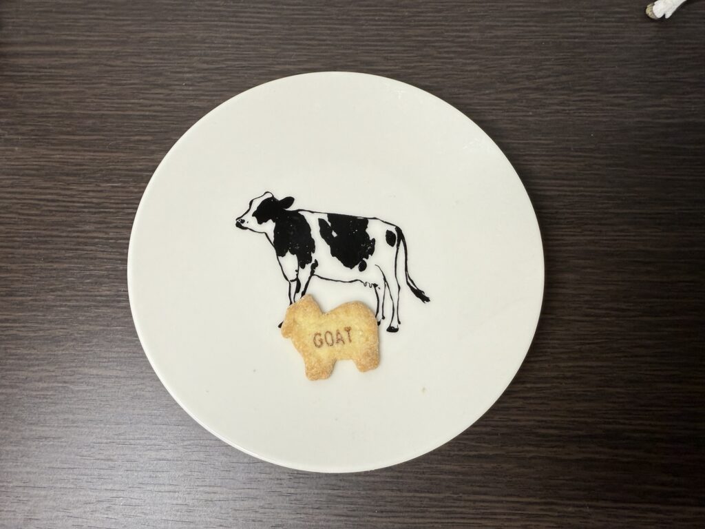 たべっ子どうぶつこだわりミルク味の中身ビスケットとCOWが入っていない様子