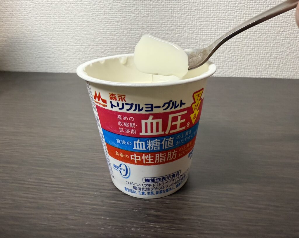 森永トリプルヨーグルトをスプーンですくう固め食感のヨーグルト