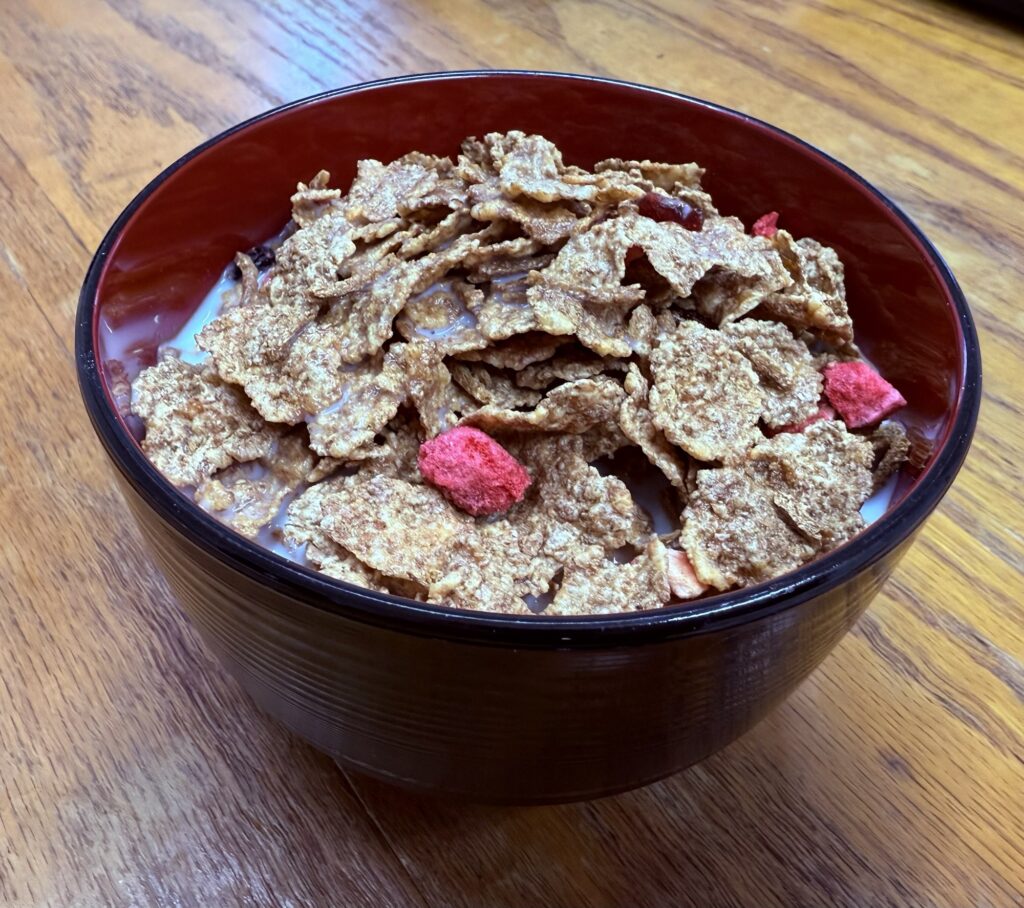 オールブランフルーツミックスに牛乳をかけた朝食シリアル