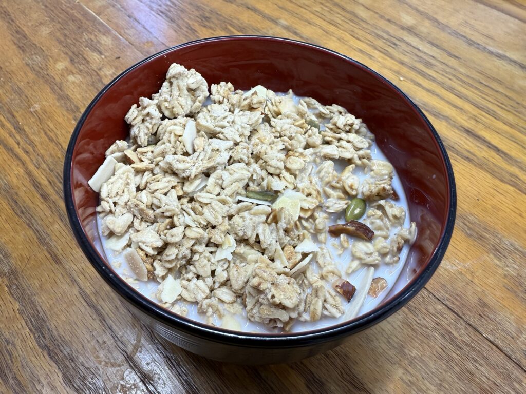 カルビーのベイクドオーツナッツ&シードに牛乳をかけた朝食シリアル