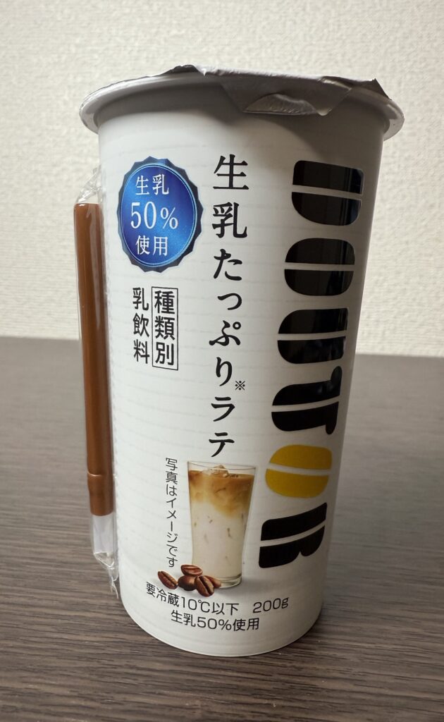 ドトール 生乳たっぷりラテのパッケージと冷えたミルクラテ