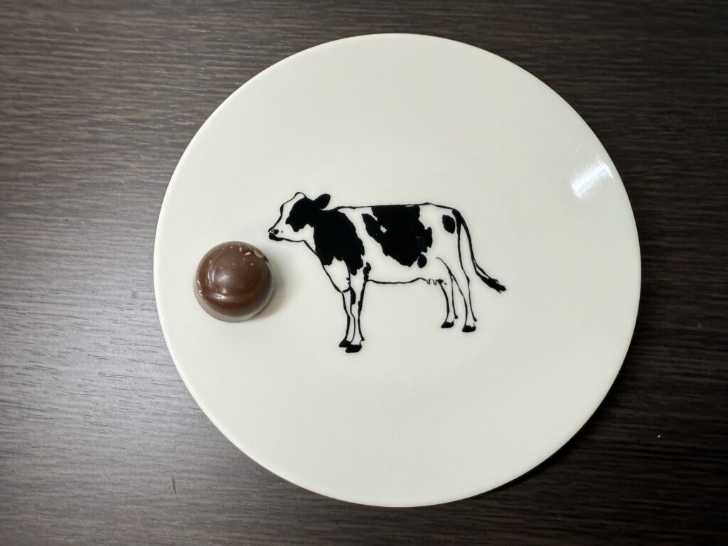 プレミアムガーナクレームショコラロイヤルミルクティーの丸いチョコレート