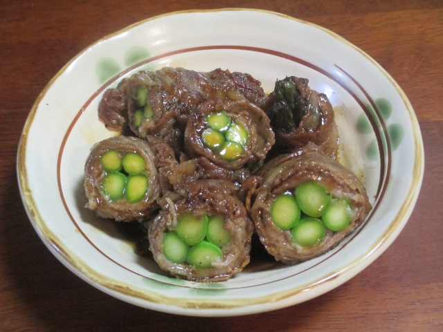 アスパラガスを牛肉で巻いて焼いた定番おかず