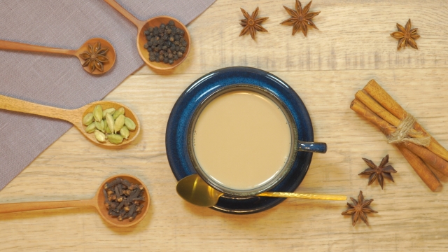 ミルクとスパイスを煮出したインド式マサラチャイ 濃厚で香り高い