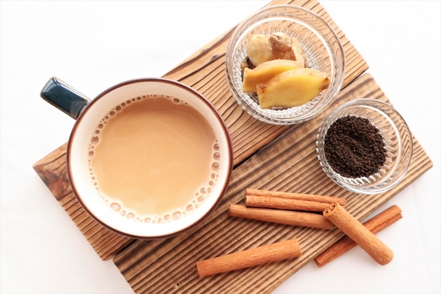 本格マサラチャイの作り方とスパイス入りミルクティーの完成イメージ