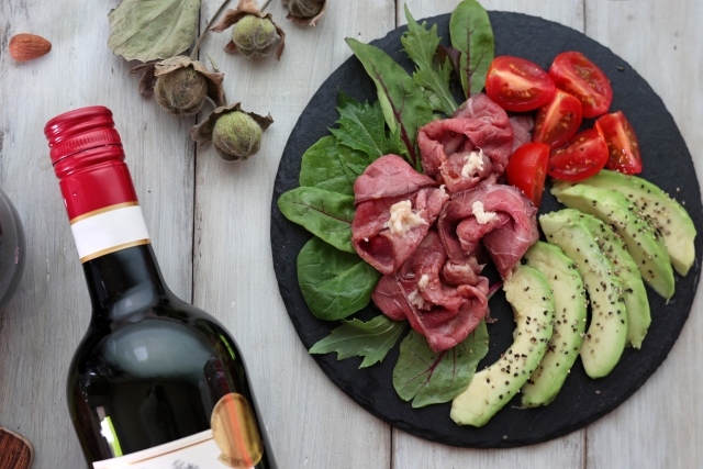 ローストビーフとアボカドのオードブル　赤ワインに合うおつまみ